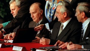 SHBA, Dejton 1995 - Nga e majta Slobodan Miloseviç, Alija Izetbegovic, Franjo Tuđman