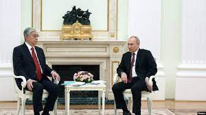 Presidenti rus Vladimir Putin dhe Presidenti kazak Kassym-Jomart Tokayev gjatë një takimi në Kremlin (16 maj 2022)