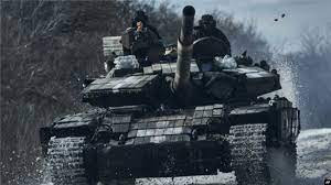 Ushtarët ukrainas mbi një tank në vijën e frontit pranë qytetit Bakhmut 20 shkurt 2023